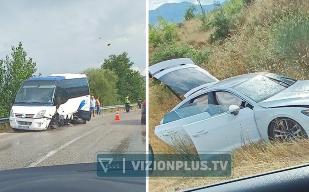 Mikrobuzi i turistëve përplaset me një makinë në Gjirokastër  dy të lënduar