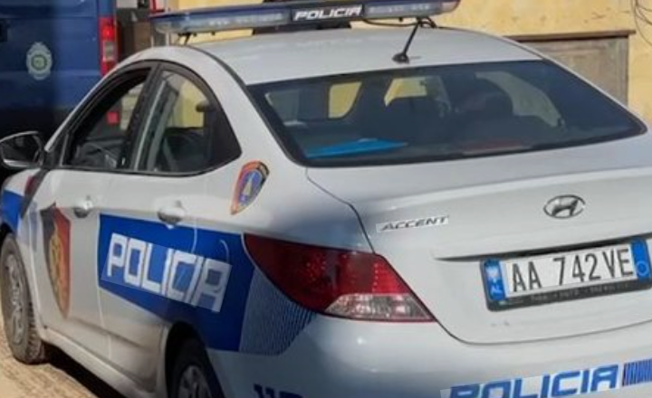 Burri dhunon rëndë bashkëshorten 69 vjeçare në Pogradec