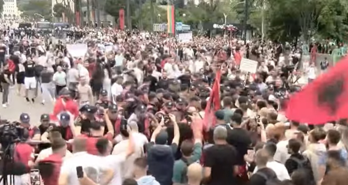 Protesta për Zvërnecin  tension mes policisë dhe qytetarëve  Kalohet rrethimi i parë nga protestuesit