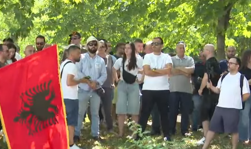 Kuvendi mblidhet në seancë plenare  qytetarët protestojnë jashtë parlamentit