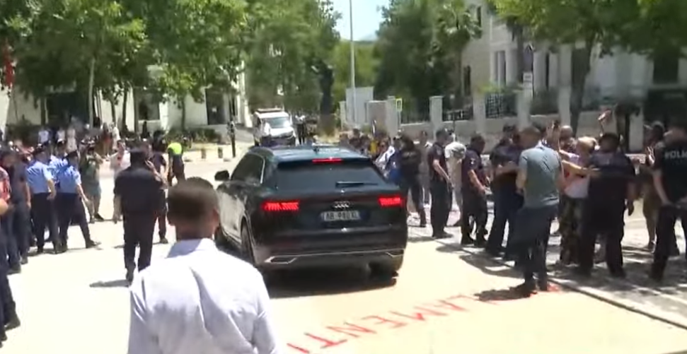 Tension para Kuvendit  protestuesit godasin me vezë makinat e deputetëve  ndërhyn policia