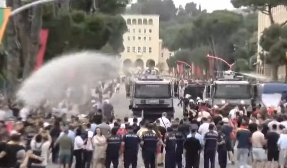 Tensione pranë kryeministrisë  hidhet ujë mbi protestuesit