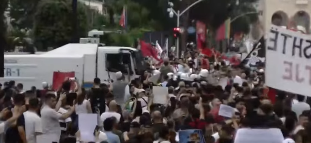 Protesta për Zvërnecin  Policia largon makinat nga rruga  lejon qytetarët të protestojnë para kryeministrisë