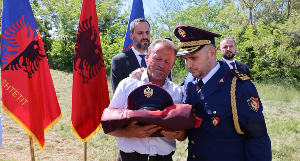 Ceremonia mortore e oficerit të vrarë në krye të detyrës  Hita  Lamtumirë koleg  vëlla dhe nga sot  Dëshmor i Atdheut 