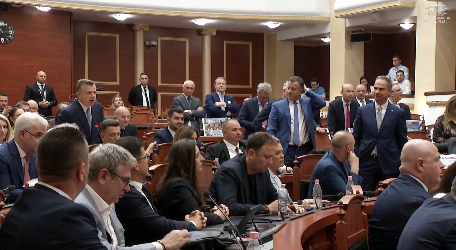 Debat i ashpër në Kuvend  Balla Berishës  Të sfidoj  shko në protestë  Noka përplaset me socialistin  Do shkosh në burg