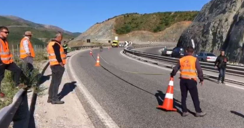 Aksident i rëndë në Rrugën e Kombit  Zbriti nga autobusi dhe tentoi të kalonte rrugën  humb jetën një person