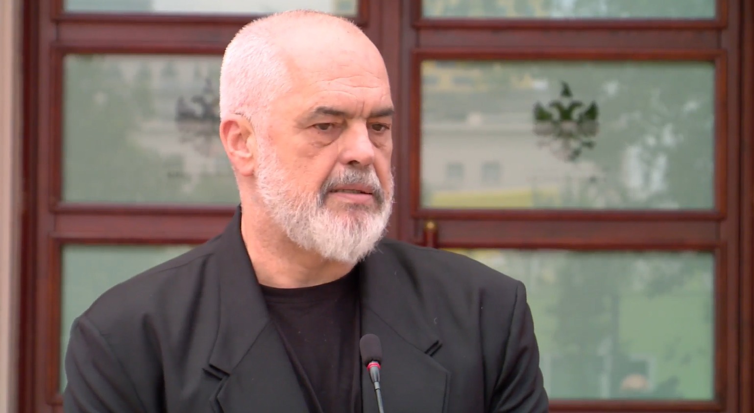  Përfaqësoj vullnetin e mbi 800 mijë shqiptarëve   Rama  Ata që vijnë me libër shtëpie poshtë dritares Zoti i faltë