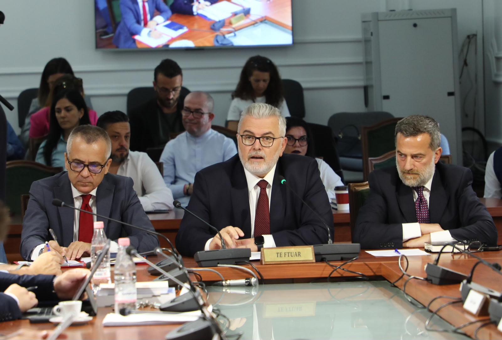 Gogu prezanton amnistinë në Komisionin e Ligjeve  380 të dënuar përfitojnë lirim të menjëhershëm  përjashtohen korrupsioni dhe krimi i organizuar