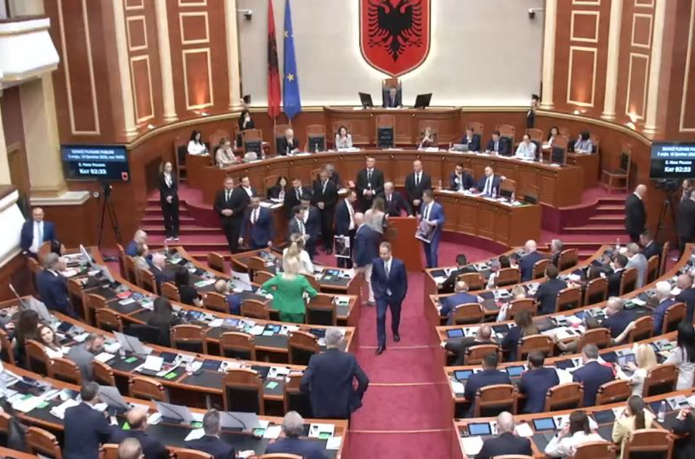 Kuvend  Tensione për protestën  deputetët e PD së bllokojnë Foltoren