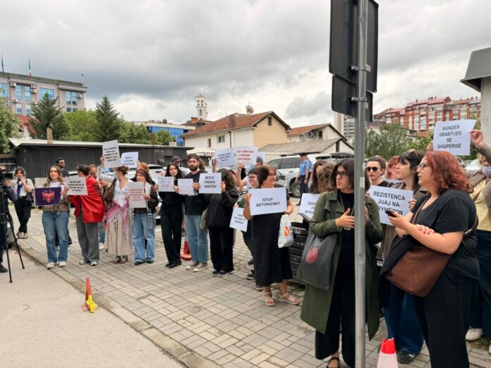 Protestë për  Zvërnecin  në Kosovë  tubimi përpara ambasadës së Shqipërisë në Prishtinë