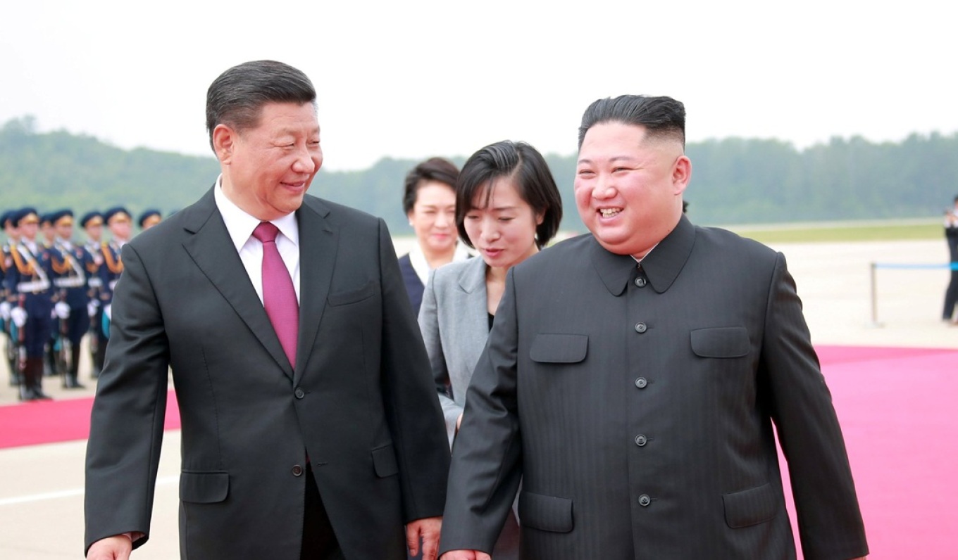 Xi Jinping në Korenë e Veriut pas 7 vitesh  pritje madhështore me lule dhe të shtëna me top