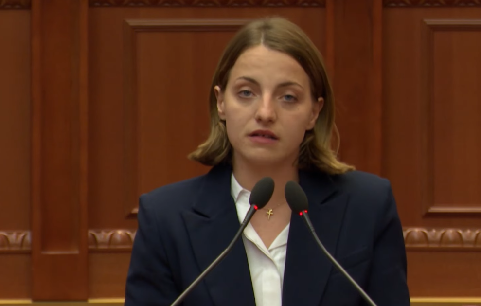 Marjana Koçeku jep sinjalet e para pas largimit nga PS  poston simbolin e protestuesve