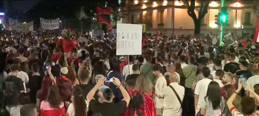 Mbyllet protesta  qytetarët nisin marshimin