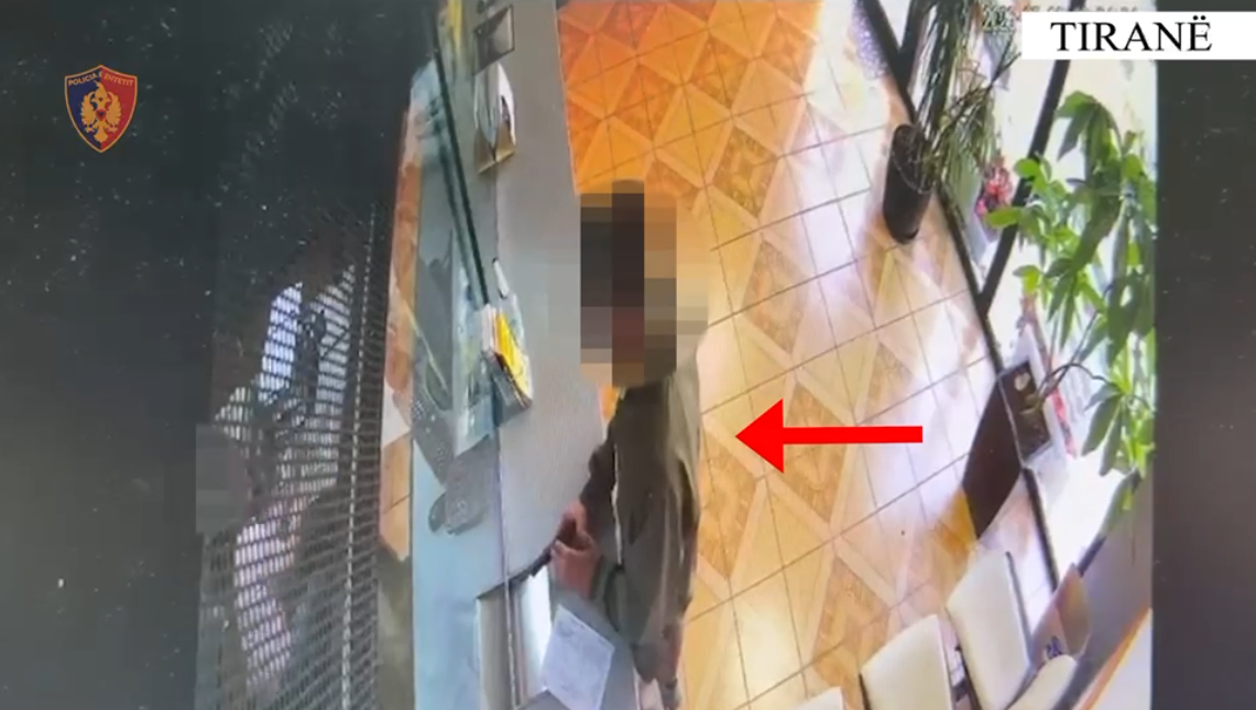 VIDEO  Momenti kur 23 vjeçari tenton të grabisë pikën e këmbimit valutor në Shkozë  kërcënon punonjësen me pistoletë lodër