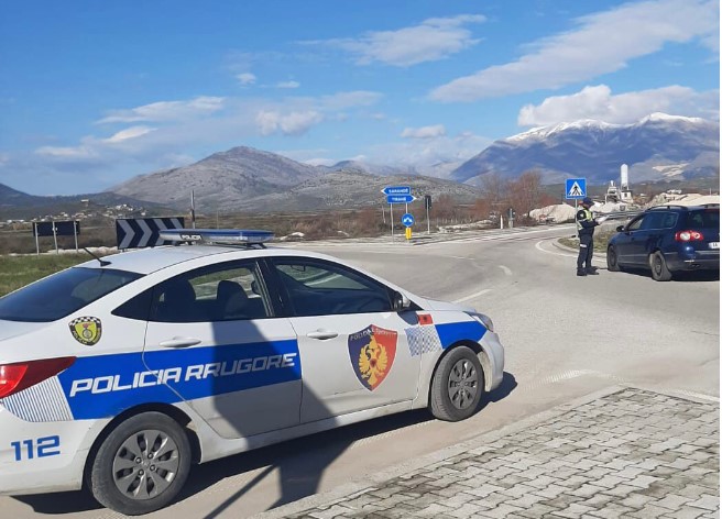 I vendosi thikën në fyt efektivit të Rrugores  policia njoftim zyrtar  Tentoi t i merrte edhe armën e shërbimit