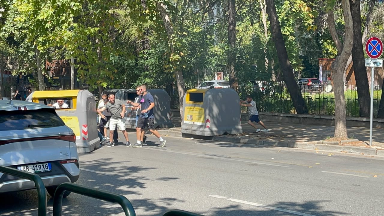 Pesë persona shoqërohen nga policia pas protestës para Kuvendit