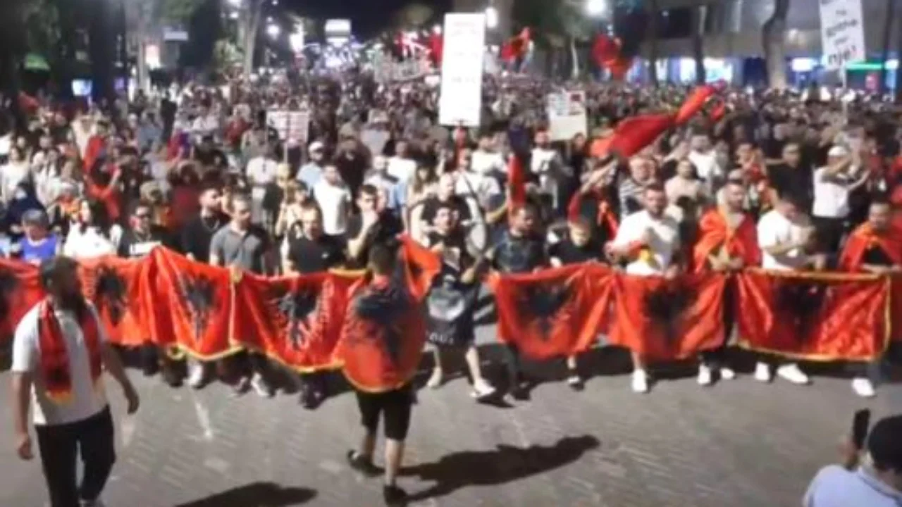 Protestuesit marshojnë në rrugët e kryeqytetit  destinacioni Komisariati Nr  3
