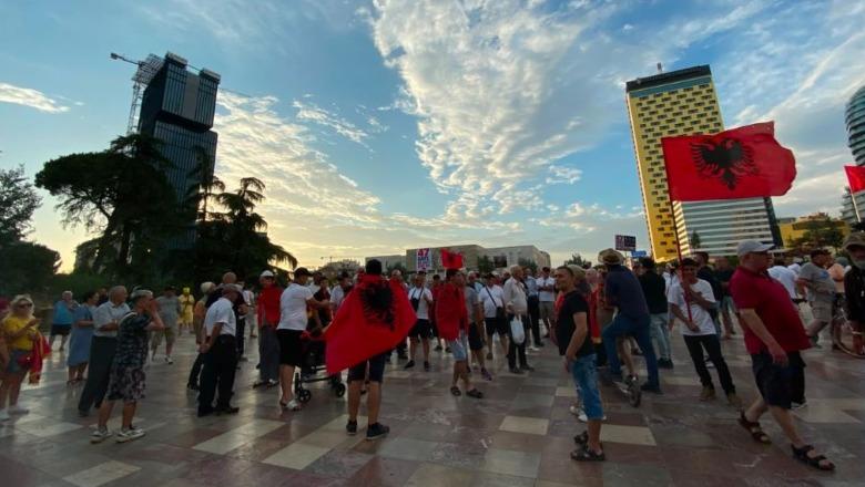 Dita e 47 të e protestës  qytetarët mblidhen tek sheshi Skënderbej