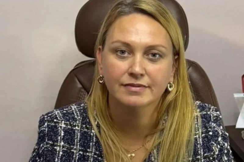 700 milionë lekë të pensioneve dhe ndihmave sociale  u zhdukën   ish drejtoresha e postës lihet në burg  prokuroria  Frekuenton kazinotë 