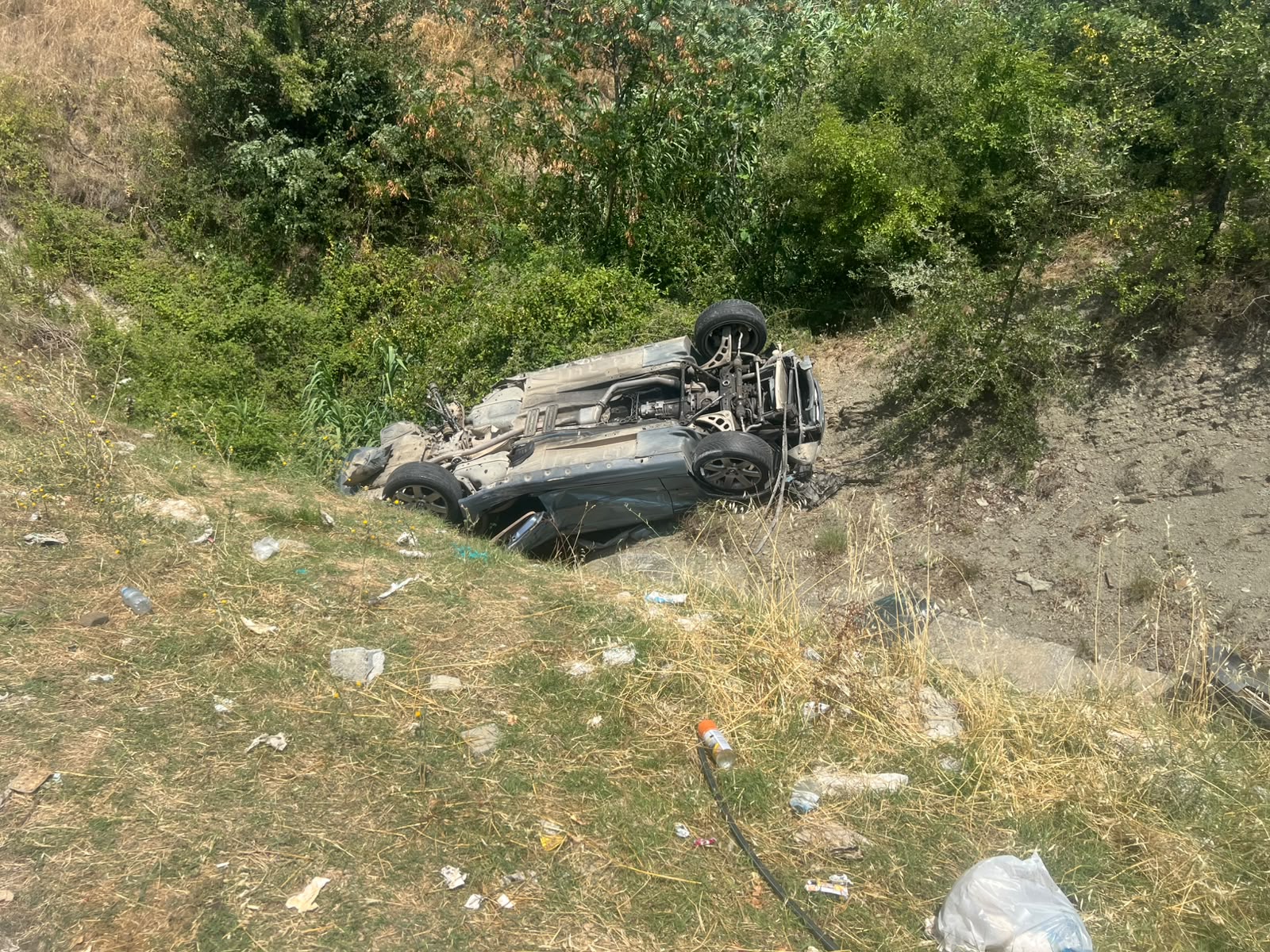 Aksident në Gramsh  shoferi humb kontrollin e makinës dhe del nga rruga  dy të lënduar