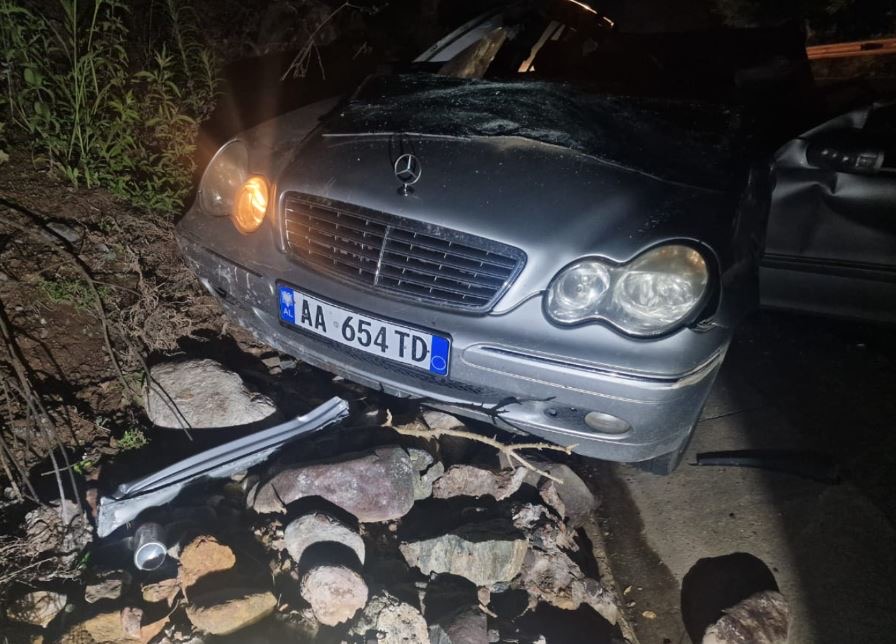Tragjedi në Librazhd  guri masiv bie mbi një makinë dhe i merr jetën 42 vjeçarit