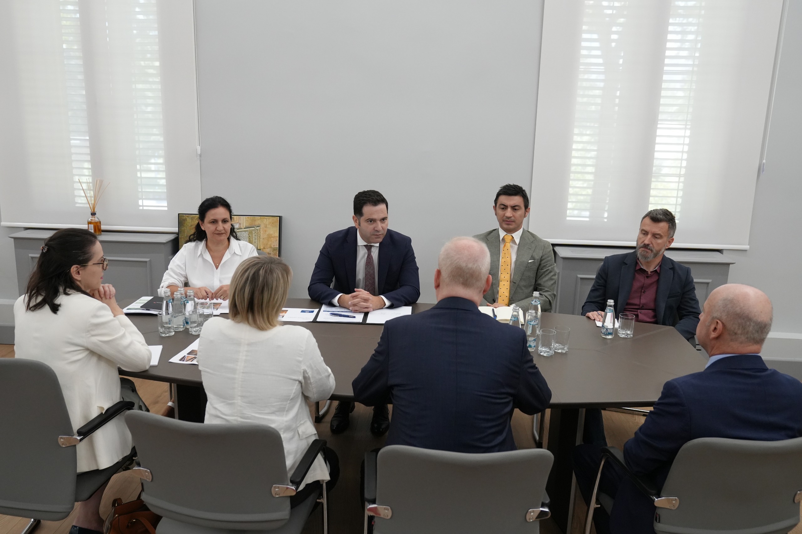ministri-malaj-takohet-me-drejtuesin-e-ri-te-berzh-it-ne-shqiperi-forcojme-bashkepunimin-per-projekte-strategjike