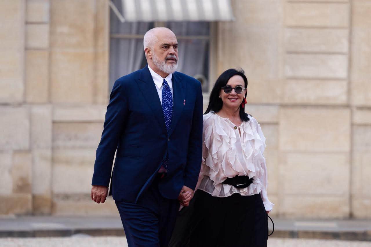 Parada ushtarake në Paris  Rama merr pjesë në ceremonitë për festën kombëtare të Francës