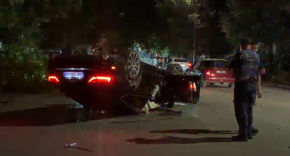 Aksident gjatë mesnatës në Korçë   Audi  përmbyset në mes të rrugës  lëndohet lehtë drejtuesi