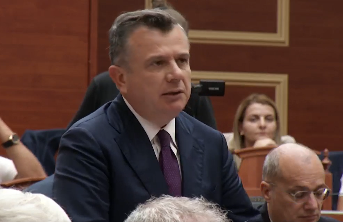 Ndërhyrje dhe tensione nga opozita  mbyllet seanca plenare  Balla  Institucionet të raportojnë të enjten