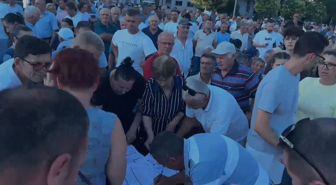 Banorët e Përrenjasit në protestë  kundërshtojnë bashkimin me Librazhdin