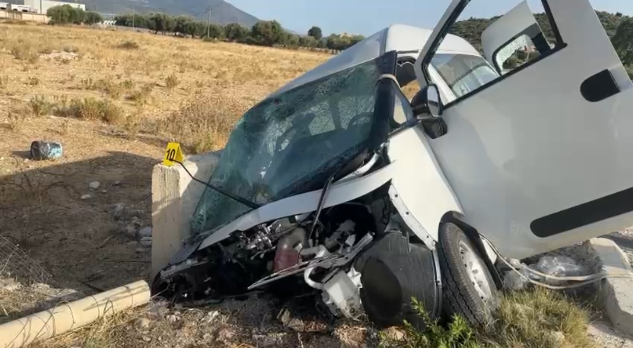 Aksidenti me vdekje në Vlorë  punëtorët mbetën të bllokuar mes hekurave të furgonit  dyshohet se shoferi pësoi arresti kardiak