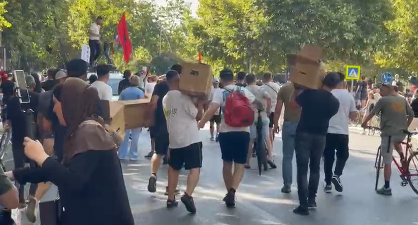 Të  armatosur  me dhjetëra vezë  protestuesit përplasen me Policinë  VIDEO 
