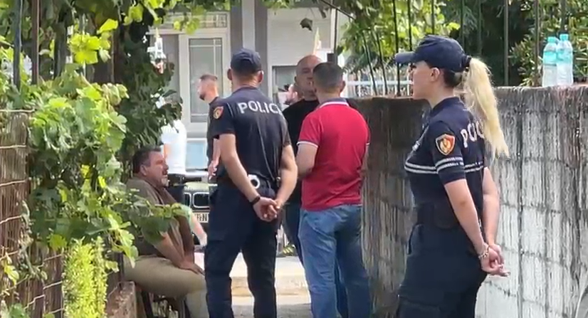 Tragjedia në Roskovec  policia  35 vjeçari vrau me armë gjahu ish vjehrrin  ka marrë peng ish bashkëshorten