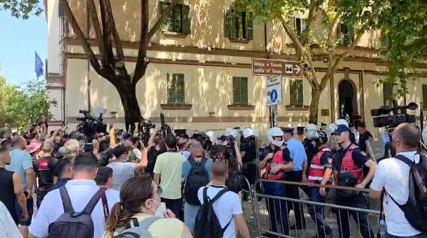 Rinisin tensionet  protestuesit çajnë një tjetër rrethim  qytetarët spostohen në një tjetër kënd