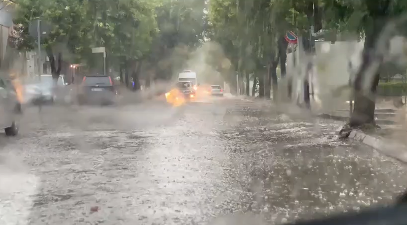 Breshër dhe reshje intensive në Elbasan  përmbyten rrugët dhe vështirësohet qarkullimi