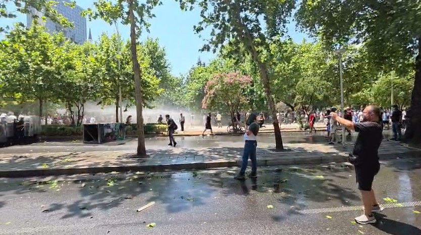 Tensione të forta para Kuvendit  policia shpërndan protestuesit me gaz dhe ujë