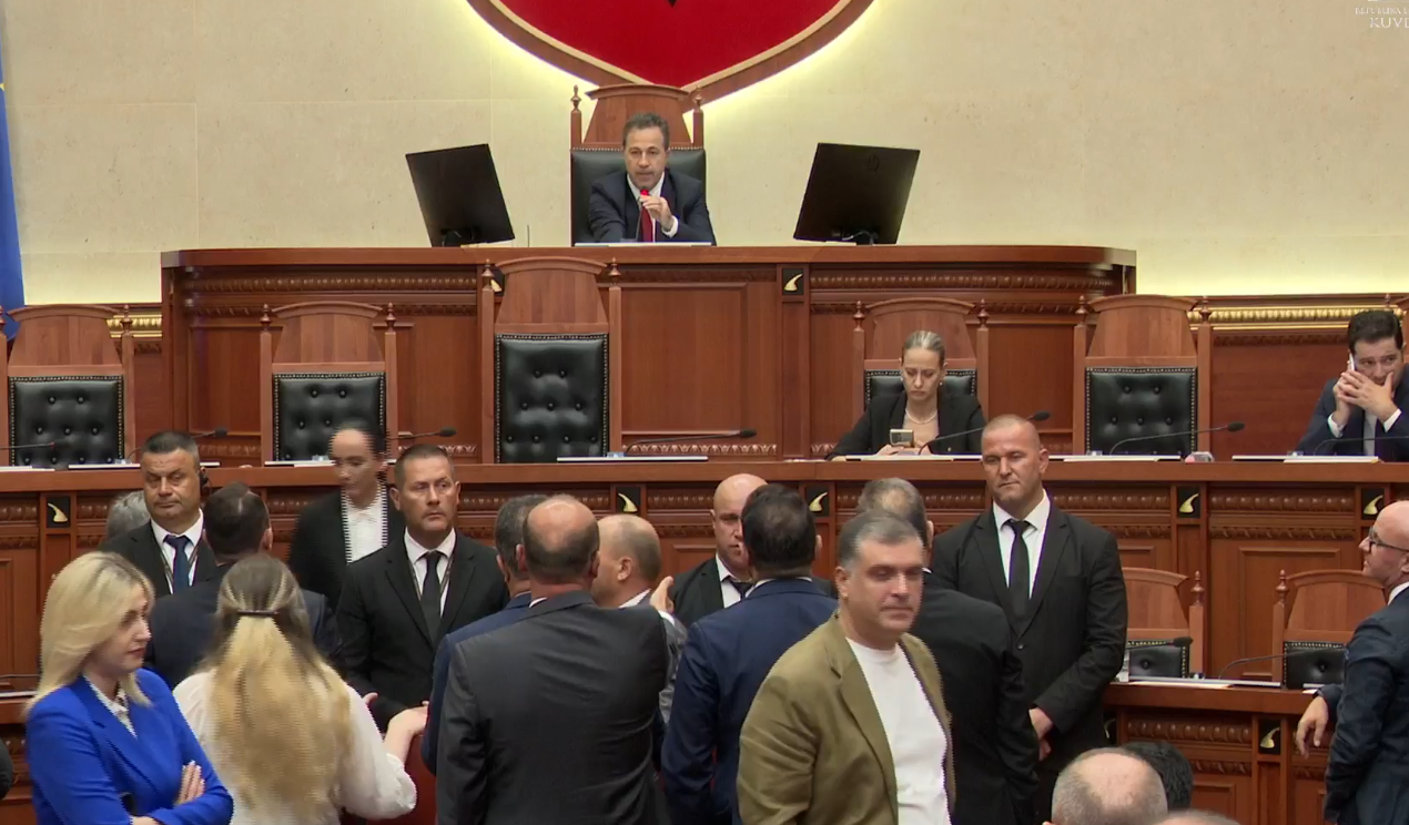 Tensione në Kuvend  deputetët e PD bllokojnë foltoren  seanca kalon sërish në pushim