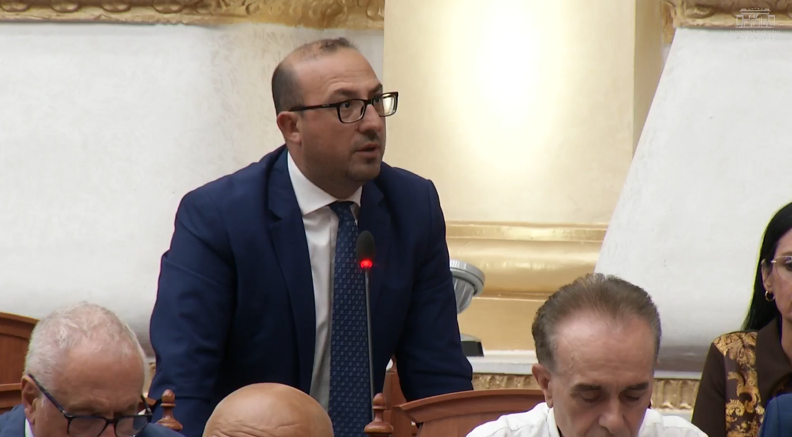  Lamallari do kishte arrestuar të gjitha pulat që të mos pillnin vezë   Korreshi ironi me ministrin  Ato janë armët e  terroristëve 