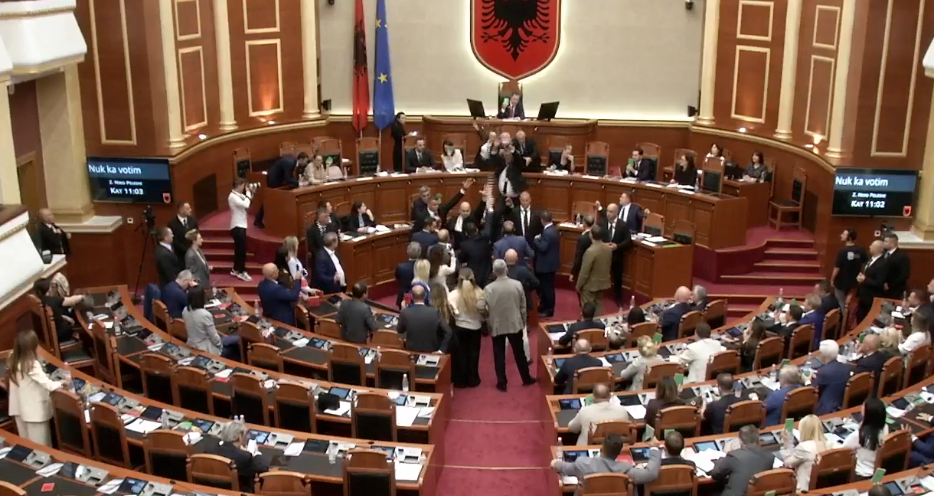 Tensione në Kuvend  Bardhi i hedh ujë Ramës  Peleshi e përjashton nga senanca