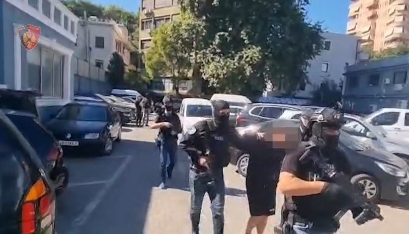 I dënuar në Itali me 13 vite burg për shfrytëzim prostitucioni  arrestohet në Tiranë 48 vjeçari  EMRI 
