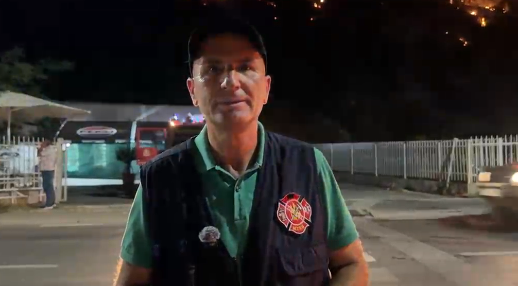 Zjarri shkrumbon malin e Shëngjinit  terreni vështirëson operacionin për të vënë flakët nën kontroll