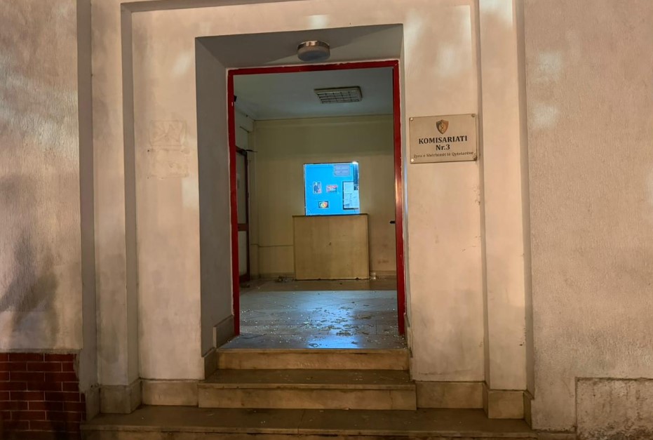Thyerje xhamash dhe hedhje uji  çfarë ndodhi në protestën para Komisariatit nr 3 në Tiranë