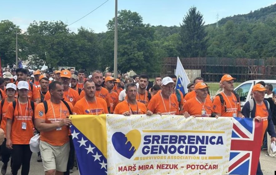 Mijëra njerëz nisen në Marshin e Paqes në kujtim të viktimave të gjenocidit në Srebrenicë