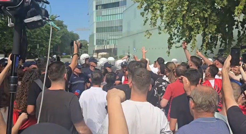 9 policë të lënduar nga protesta në Tiranë