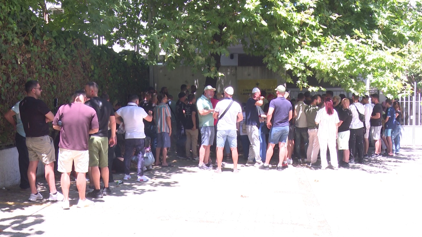 U arrestuan pas protestave para Kuvendit  gjykata cakton detyrim paraqitje për 12 persona  2 në arrest shtëpie  5 të tjerë pa asnjë masë