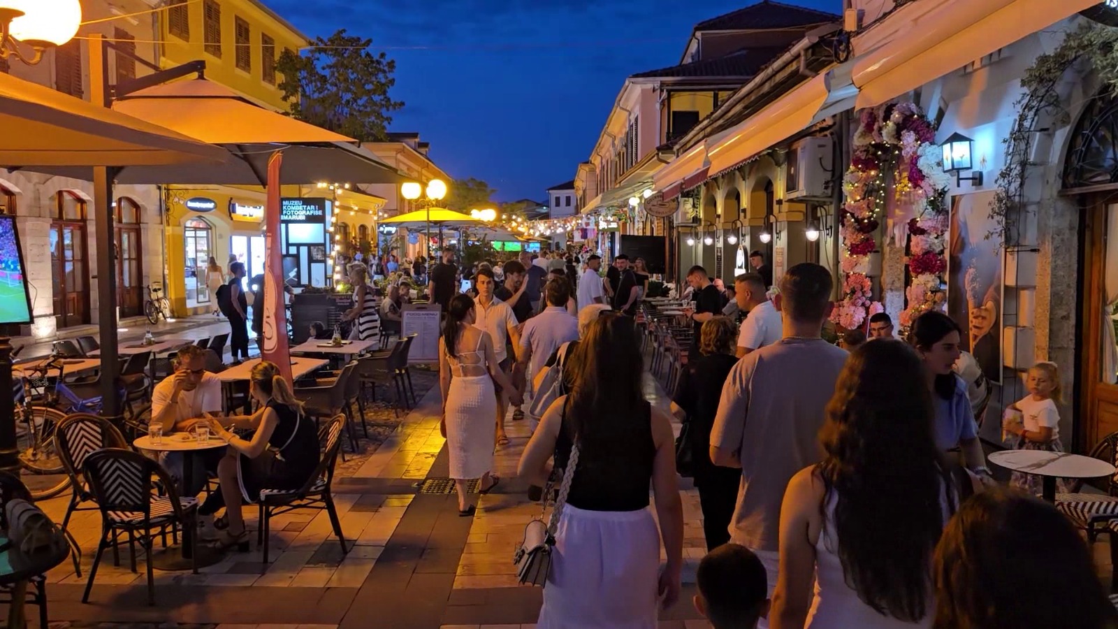 Turistët  mes liqenit dhe apleve  të huajt thonë se Shqipëria ka destinacione që garantojnë aventurën