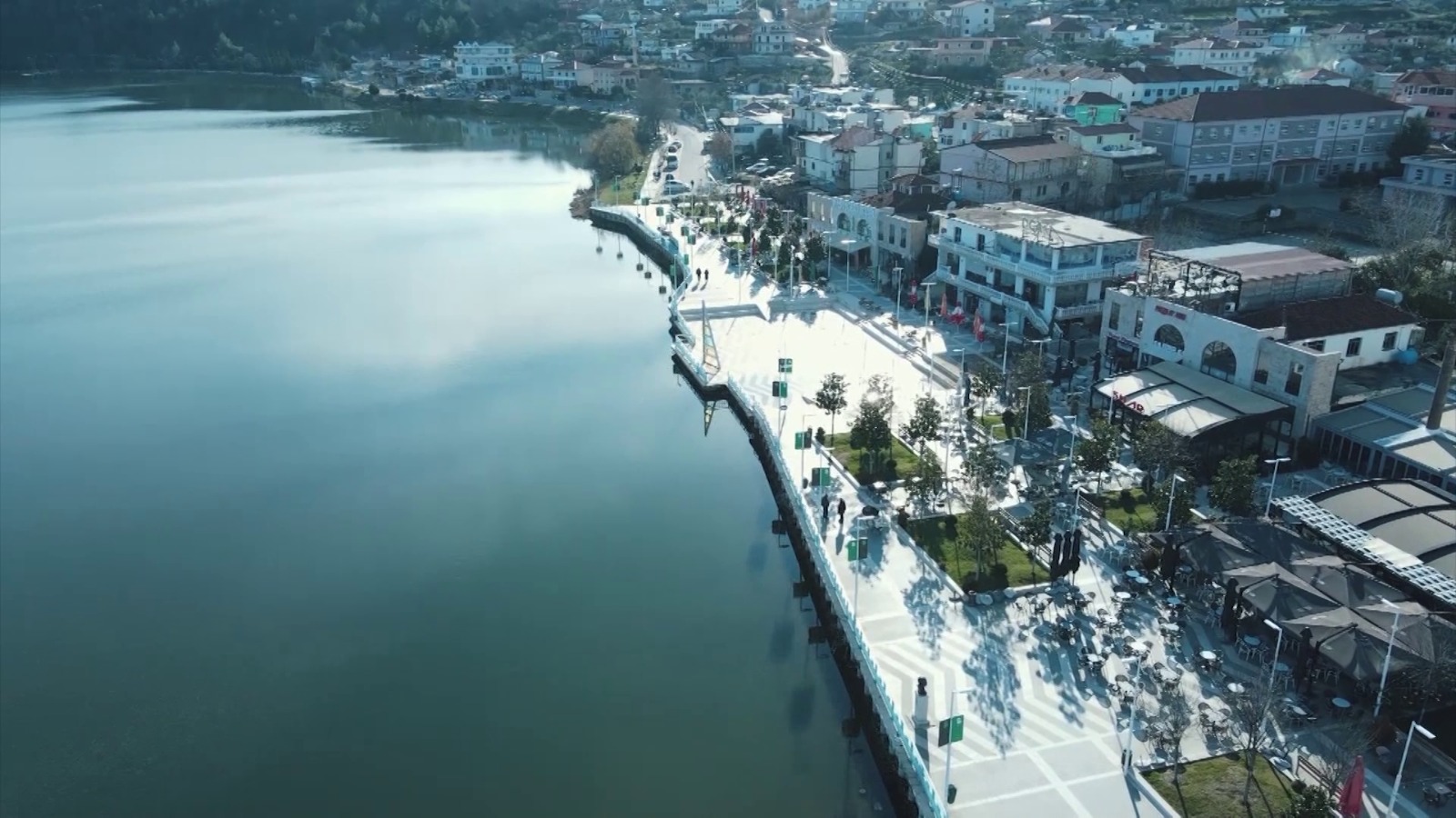 Belshi i mbushur me turistë  të huajt të mahnitur nga natyra dhe kulinaria