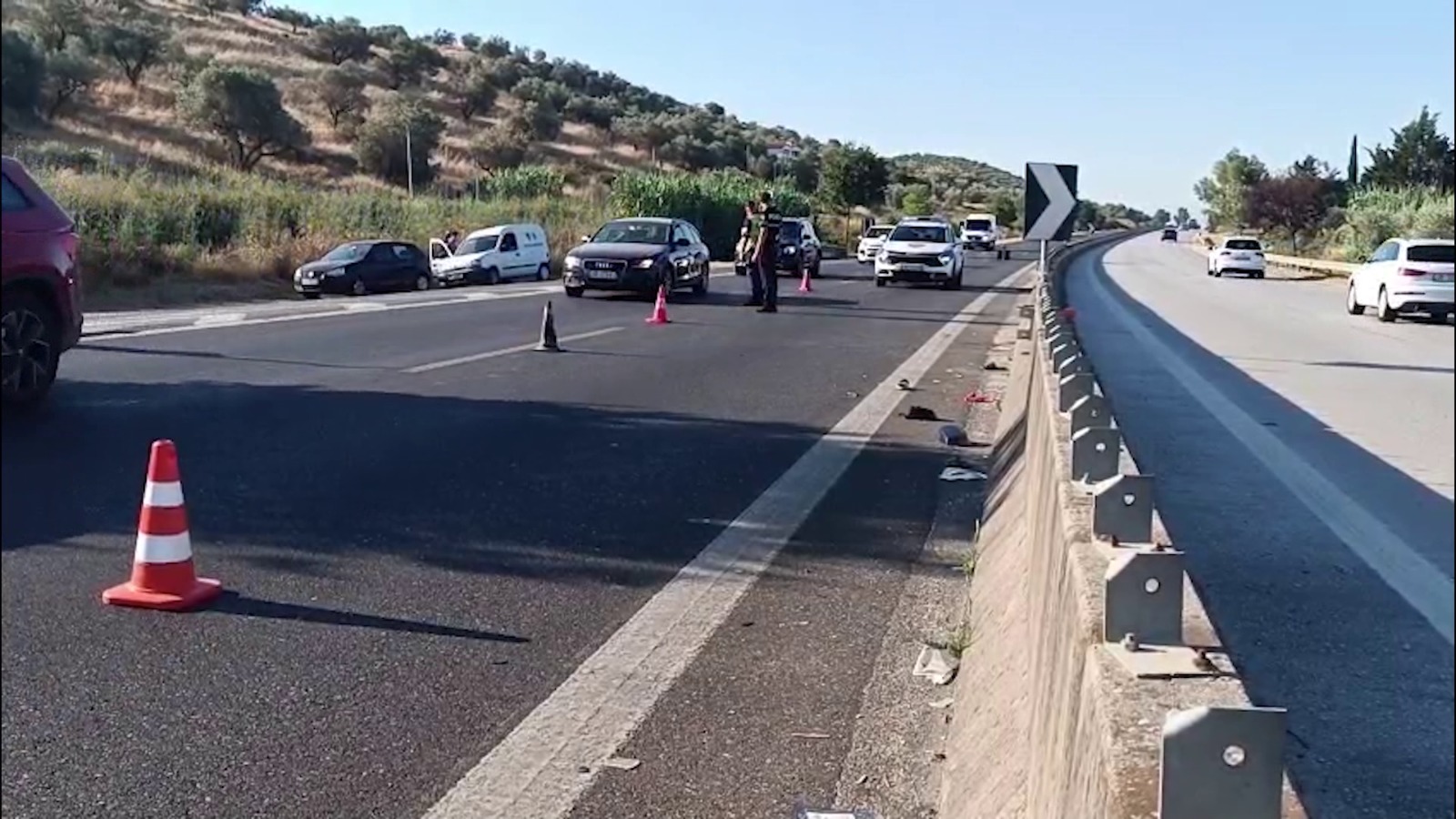 kalimtaret-thyejne-autostraden-banoret-kalojne-mes-per-mes-duke-rrezikuar-jeten-e-tyre-e-te-udhetareve-me-makina