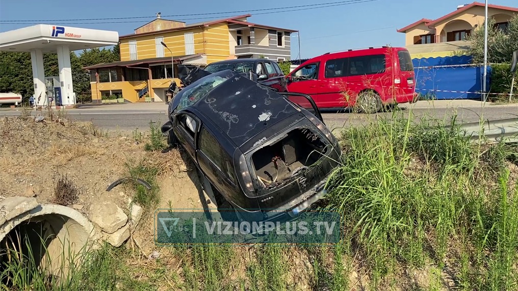 Përplasen  kokë më kokë  dy automjete në aksin Çermë Divjakë  një viktimë dhe pesë të plagosur  mes tyre tre fëmijë