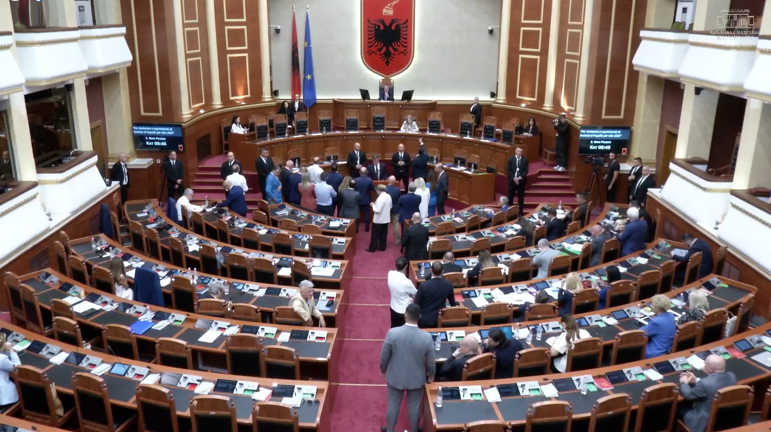 PD nuk lejon Endri Shabanin të raportojë në Kuvend  ndërpritet sërish seanca plenare